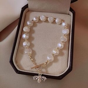 🆕 Elegant Bridal Pearl Bracelet with Bumblebee.